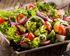 Salat mit Zwiebel-Balsamico Dressing 